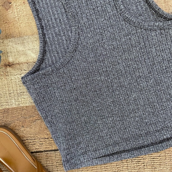 Ribbed Sleeveless CROP TOP - Picture 4 of 7